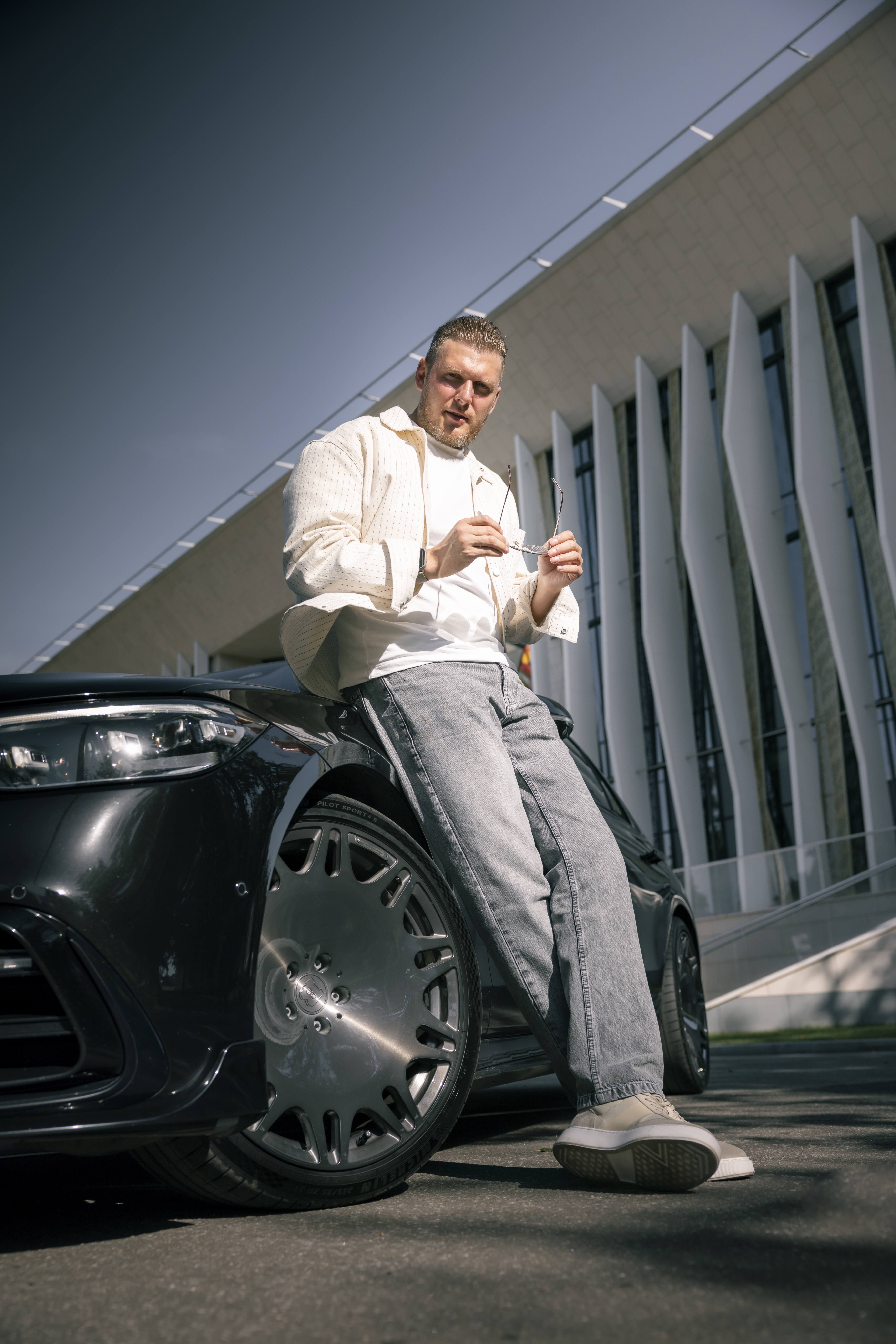 BOKOV рядом с автомобилем