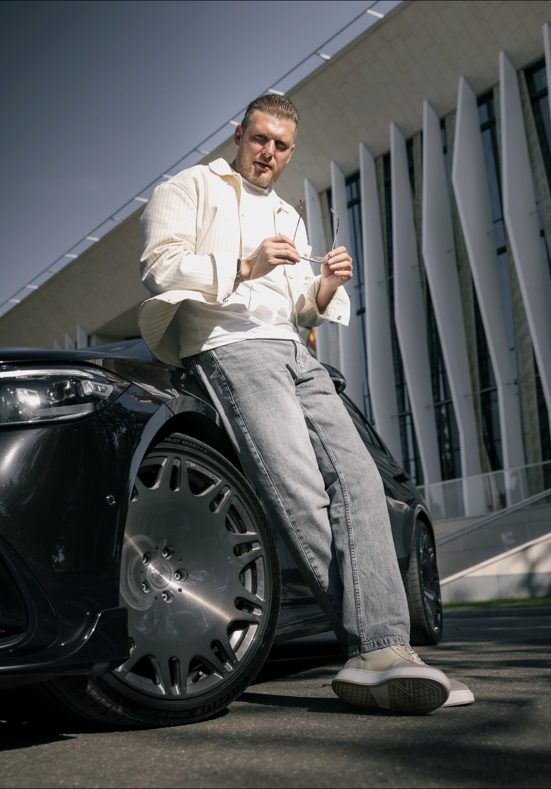 Боков рядом с автомобилем